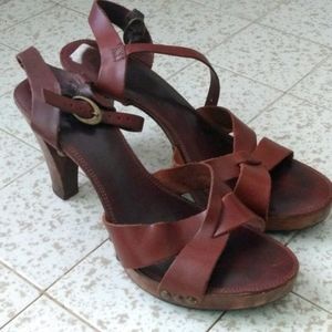 Wooden Frye retro heel sandals